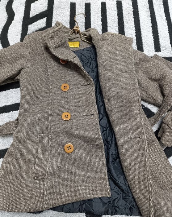 Женское короткое пальто.