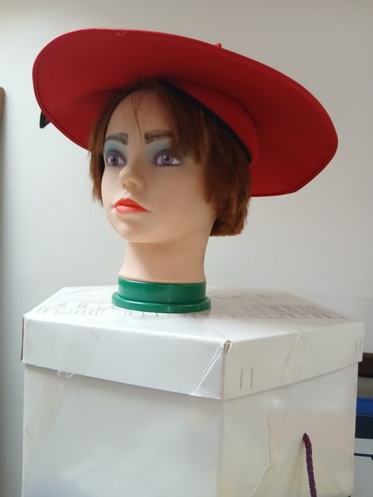 Pălărie roșu pentru ocazii speciale