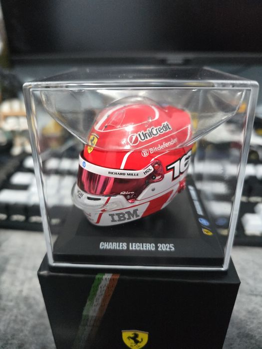 Mini Casca 1:5 Looksmart - Charles Leclerc 2025, noua/sigilata