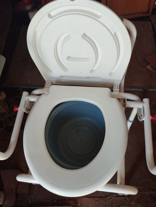 Инвалидное кресло и биотуалет