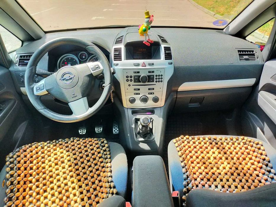 Mașină Opel Zafira