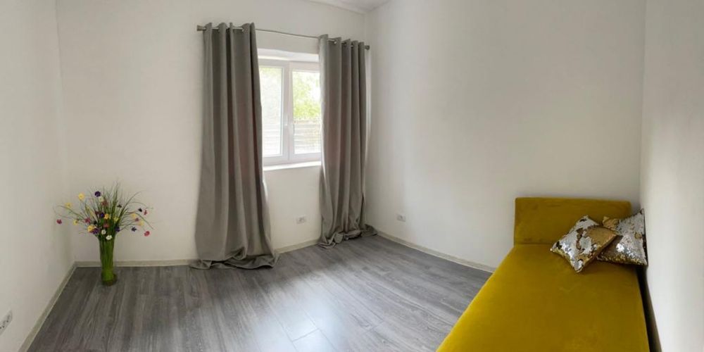 Apartament cu 3 camere decomandate, luminos, cu curte, centrala proprie si aer conditionat, la 15 min de UVVG