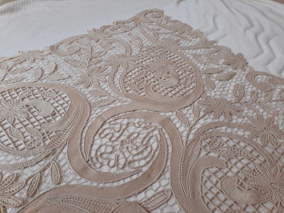 Fata de masa din macrame