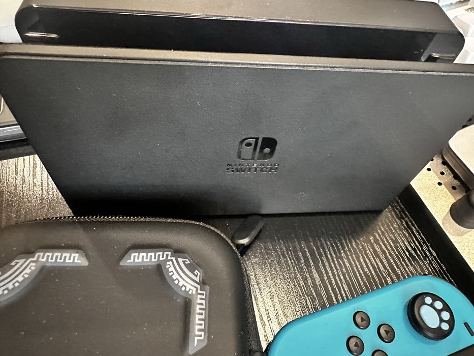 Nintendo Switch Oled + 2 части Zelda + Аккаунт с играми