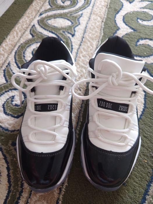 Красовки найк белые и чорные