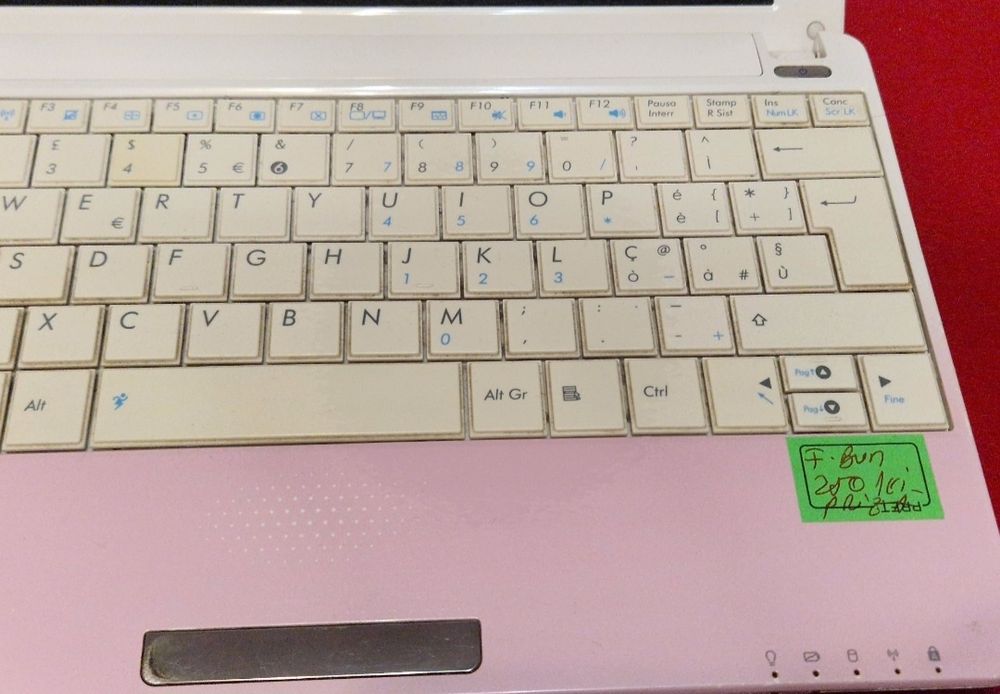 Laptop Asus  perfect funcțional, bateria nu tine curent, funcțional doar la priza