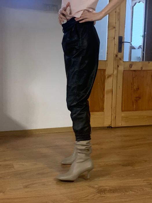Pantaloni de piele