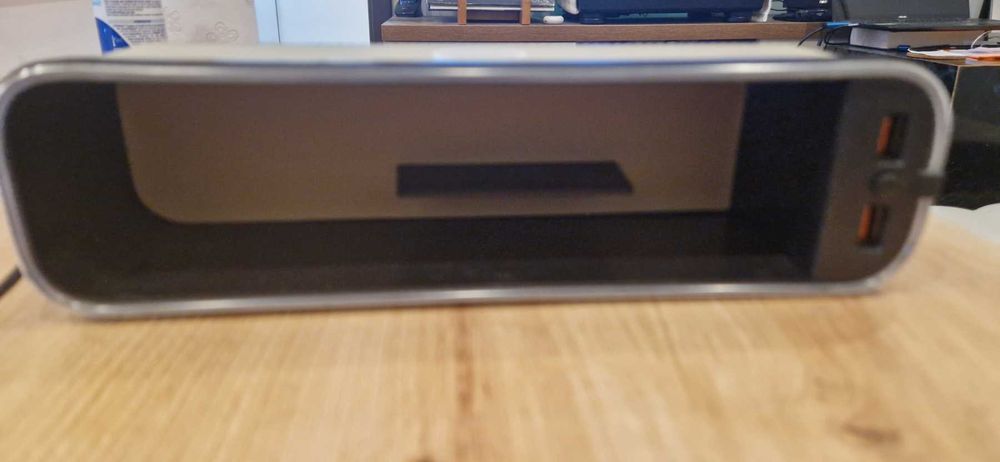 Продавам два броя органайзери с USB зарядно устройство за Volvo.