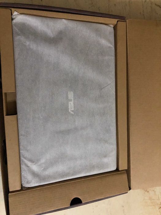 Laptop ASUS X200MA 11.6 inchi cu windows 8 in cutie
