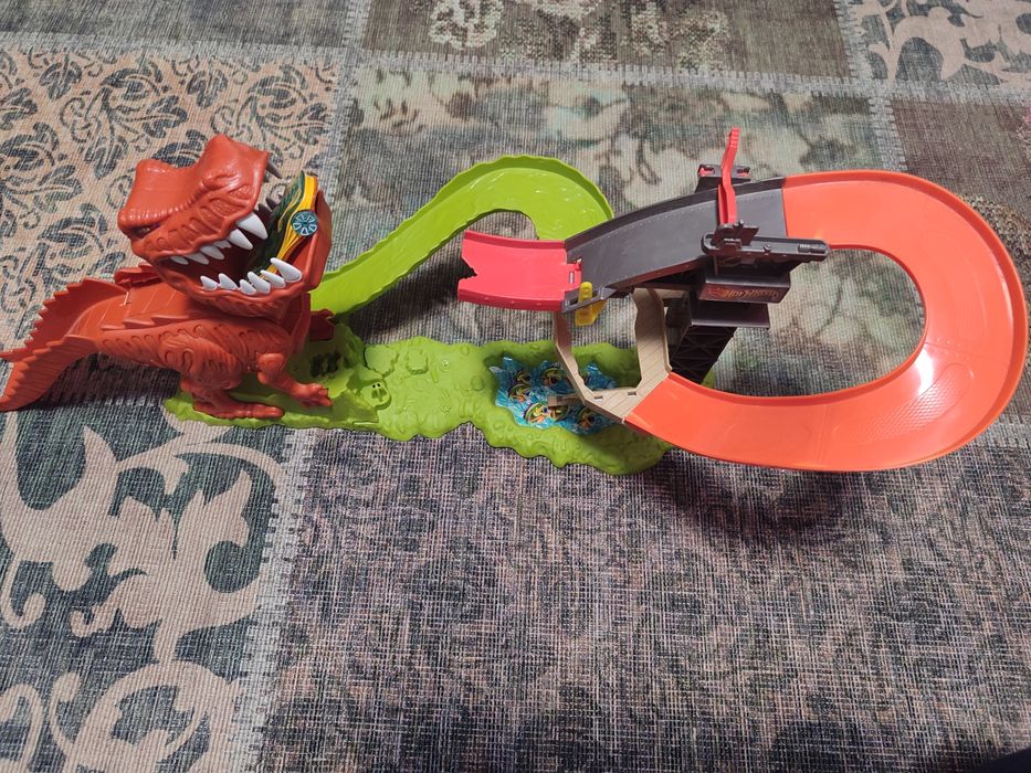 Hotwheels  писти- 2 крокодила, горила, динозавър и акула