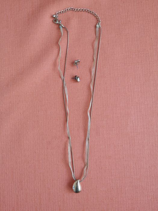 Продавам комплекти колиета с обеци