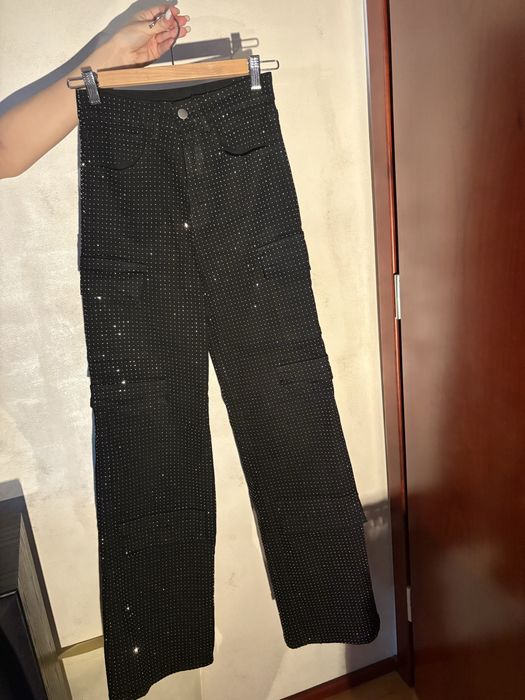 Черни лъскави елегантни дънки