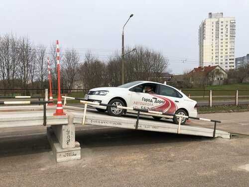 Русский  Инструктор  по автовождение.