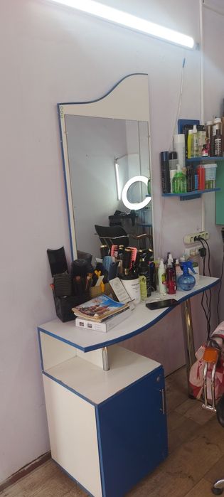 шкафом для парикмахерской с зеркалом