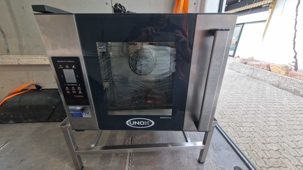 Ковектомат Unox четери тави