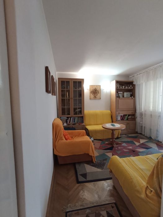 Vând apartament cu 3 camere zona scoala nr 2/BCR