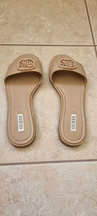 Vând saboți din piele, marca GUESS, bej și albastru, noi, mărimea 39