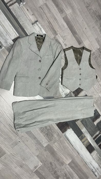 Костюм - тройка для мальчика 3-4 лет