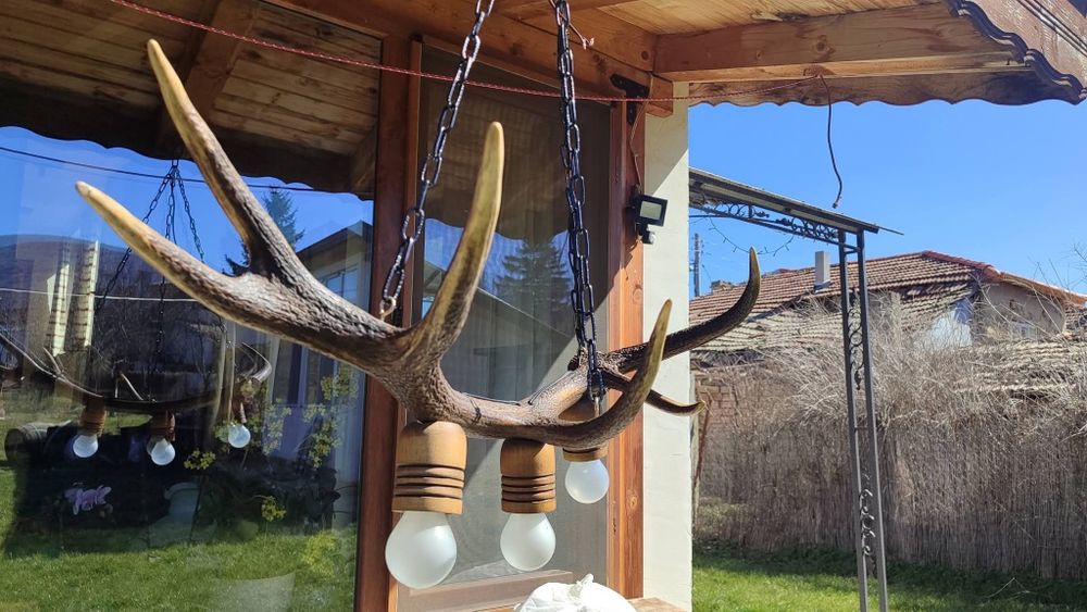 Ръчно изработен полилей от еленови рога с ръчно изработени дървени чаш
