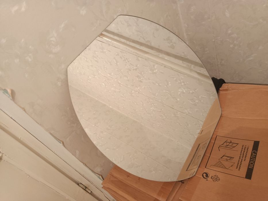 На стену зеркало