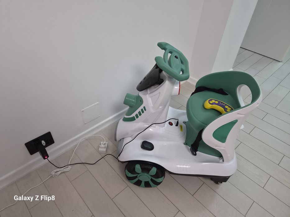 Masinuta electrica cu telecomanda pentru copii, Cyrax, baloane de sapun, lumini si sunete, cu pedale de acceleratie si frana, verde