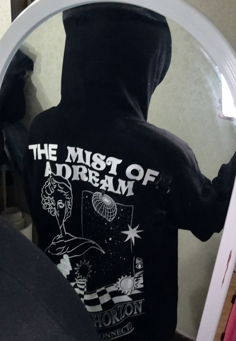 Модное черное худи с принтом на спине