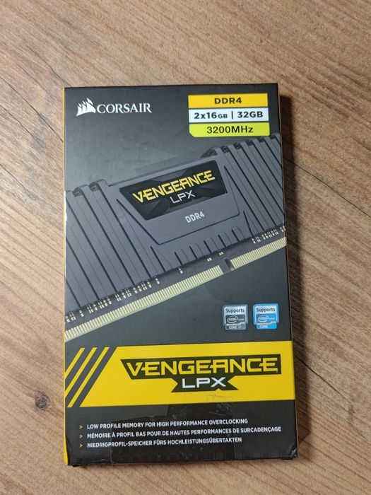 2x16GB / 32gb DDR4 3200mhz Corsair Vengeance