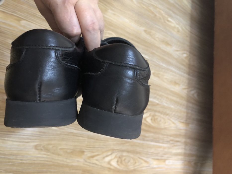 Продаются ботинки.