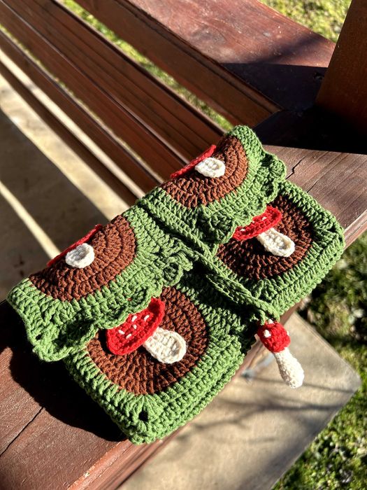 Huse pentru cărți crosetate manual, modele unice personalizabile