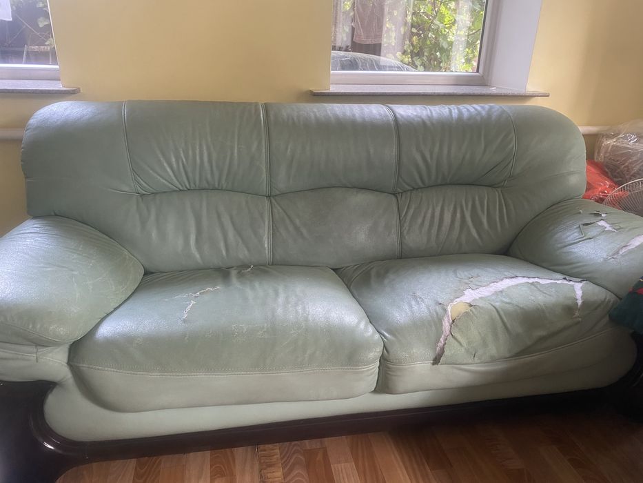 Продам кожаный диван с креслом