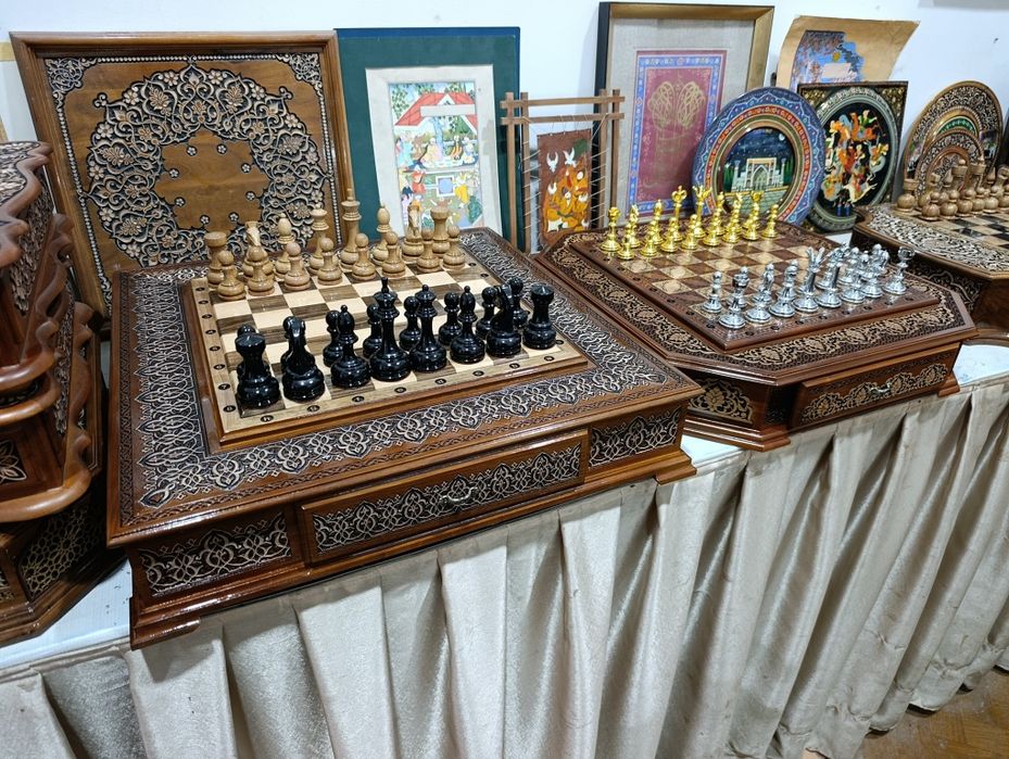 Шахматы Shaxmat 54-54 sm yongʻoq daraxtidan yasalgan