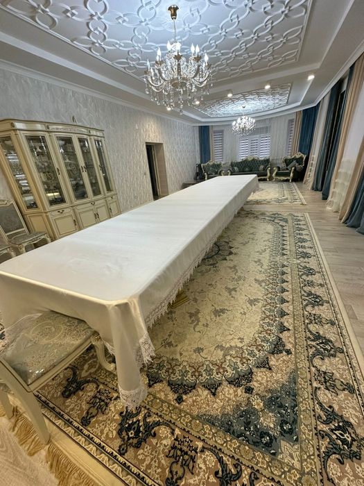 Гостевой стол в отличном состоянии