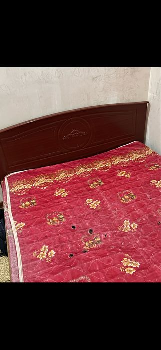 Кровать для спальни с двумя тумбочками б/у срочно продаётся срочно