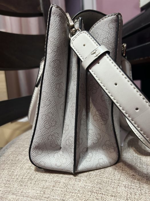 Оригинална чанта Guess