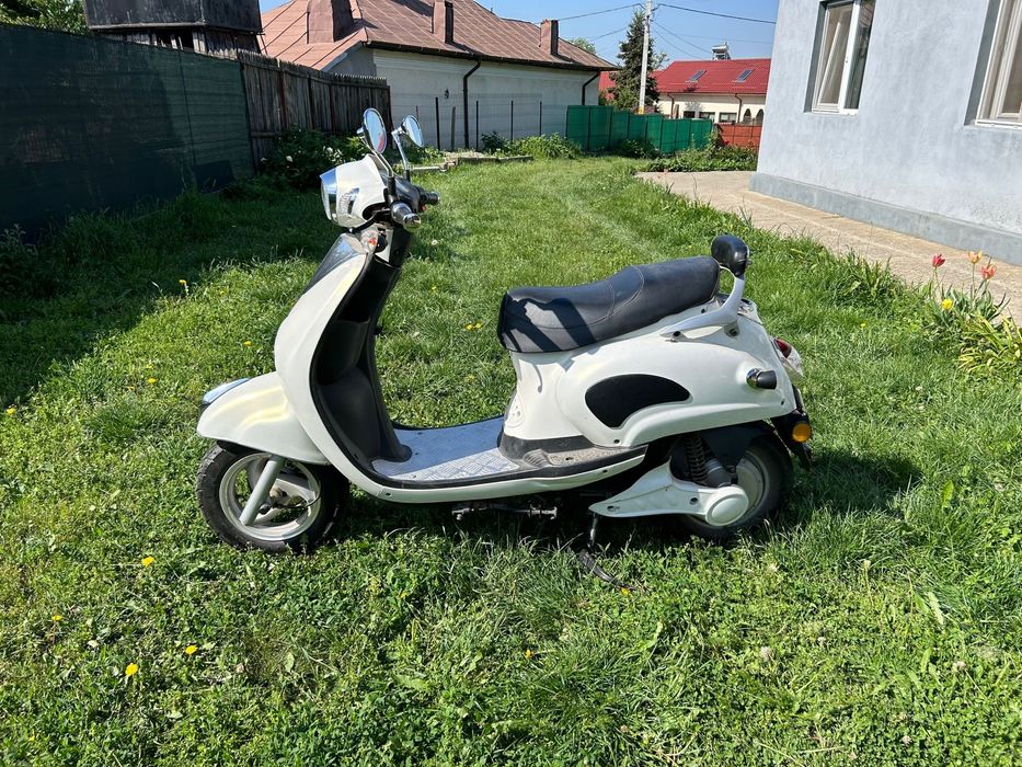 Scuter electric model vespa