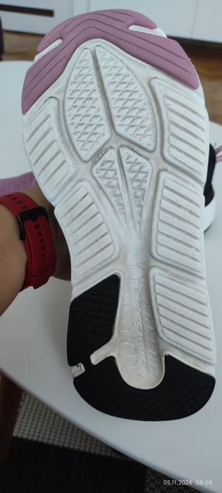 Skechers GOrun Max Cushioning Elite.