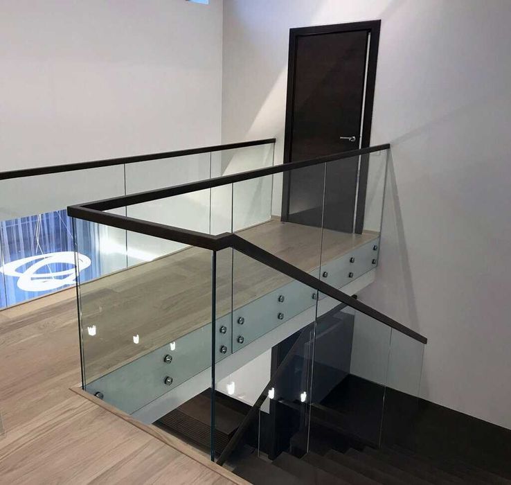 стеклянная ограждение лестницы