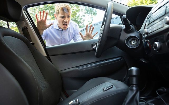 Moshina ochish xizmati Вскрыть авто срочно 24/7