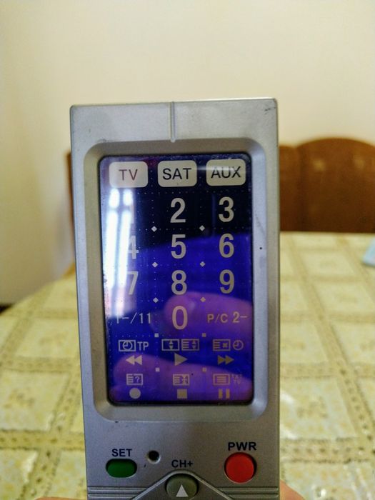 Универсално дистанционно управление с тъч скрийн