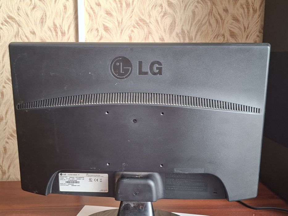 Фул пк  с Монитор LG Flatron W2043S рабочее состояние