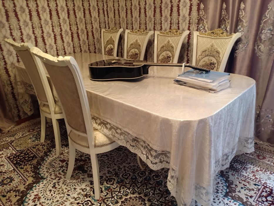 Овальный стол со стульями