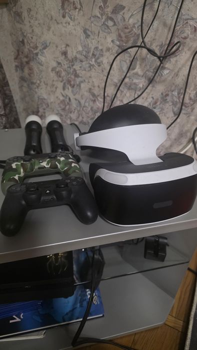 PlayStation 4 + VR-очки + 2 джойстика + 2 контроллера