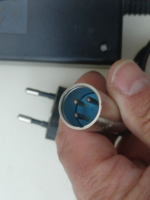 Incarcator baterii 36v 1,6A perfect functional. Mufa XLR

#3