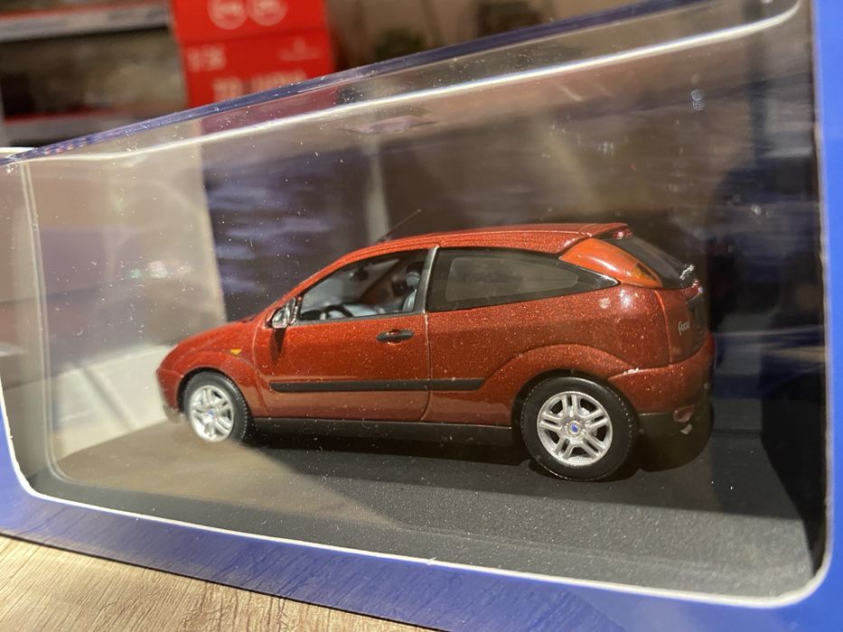 MINICHAMPS FORD FOCUS machetă auto scara 1:43 3 uși