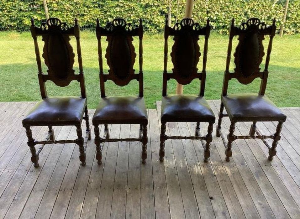 Старинни  столове 4 броя в много добро състояние за годините.