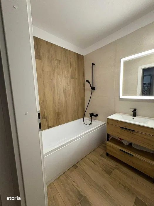 Apartament 3 camere , de 56mp plus 12mp balcon zona : Eroilor