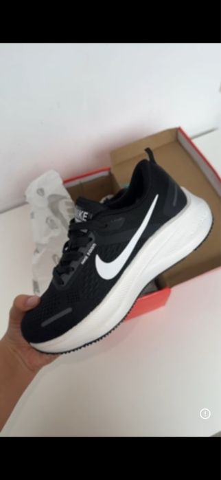 Кроссовка nike.