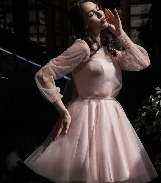 розовое платье с накидкой