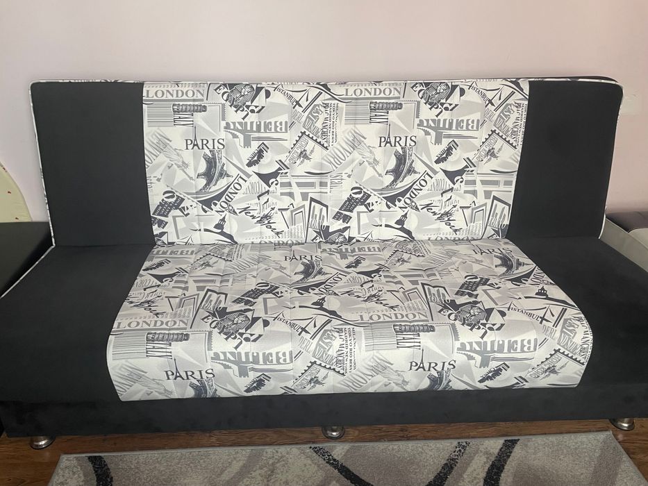 Диван- триместен, разтегателен. Почти неупотребяван. Много запазен