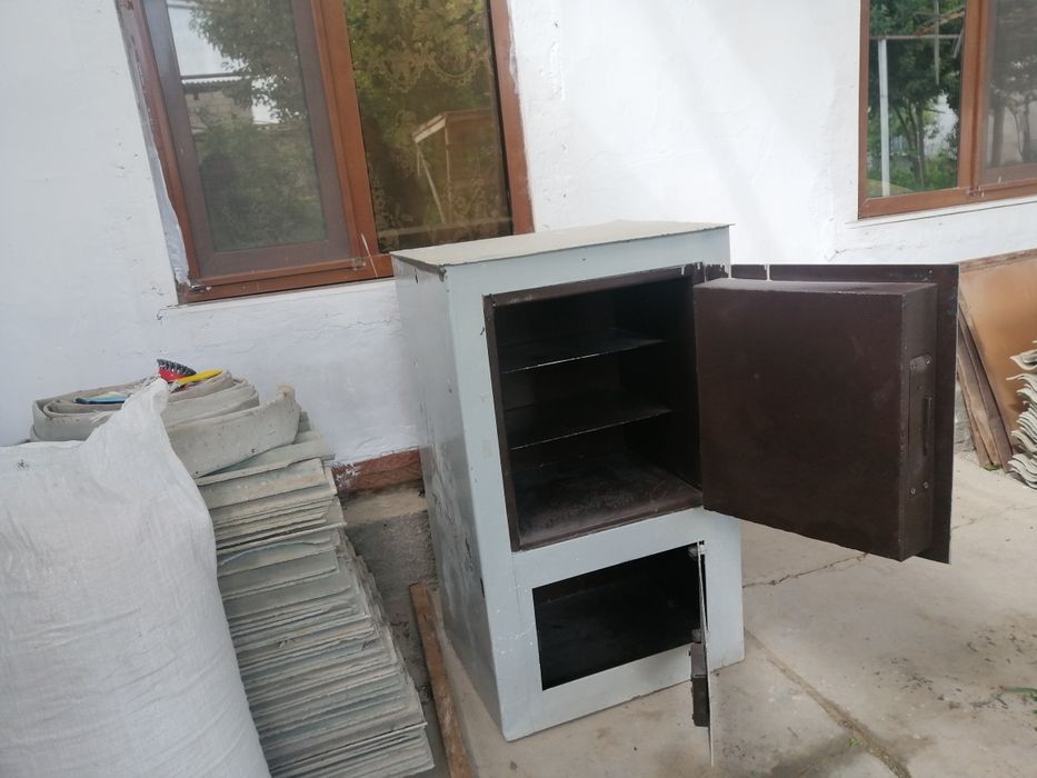 Продаётся сейф срочно